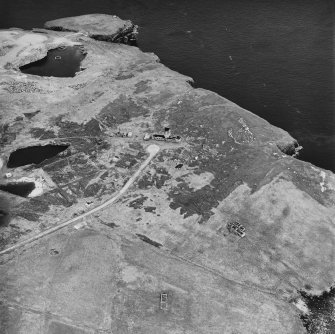 Flotta, Stanger Head, oblique aerial view, taken from the NNW, centred on the Naval Signal Station, and showing the Coast Battery in the top left-hand corner of the photograph.