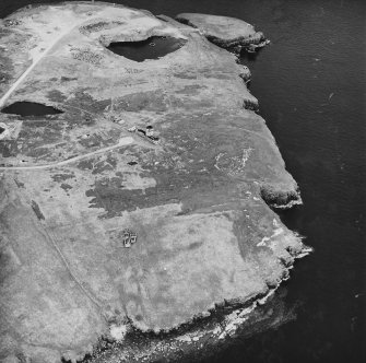 Flotta, Stanger Head, oblique aerial view, taken from the NW, centred on the Naval Signal Station, and showing the Coast Battery in the top half of the photograph