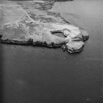 Flotta, Stanger Head, oblique aerial view, taken from the SSE, centred on the Naval Signal Station and the Coast Battery.