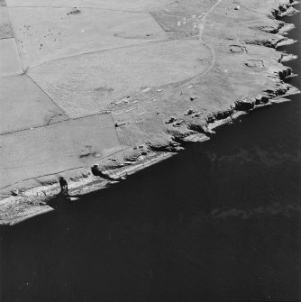 Oblique aerial view of Orkney, South Ronaldsay, Hoxa Head, taken from the NW.  Visible is the Second World War Balfour Battery and in the background the First World War Hoxa Battery with the rock-cut entrances to the magazines.