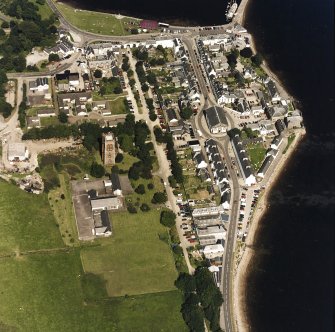 Oblique aerial view centred on the town of Inveraray, taken from the SW.