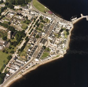 Oblique aerial view centred on the town of Inveraray, taken from the S.