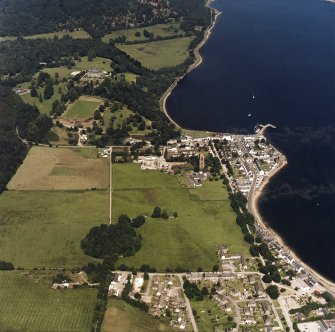 General oblique aerial view centred on the town with country house adjacent, taken from the SW.