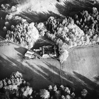 Oblique aerial view centred on the farmstead, taken from the W.