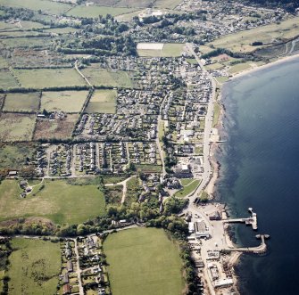 Oblique aerial view centred on the town and pier, taken from the ESE.