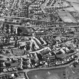 General oblique aerial view centred on the SE area of the town, taken from the SE.