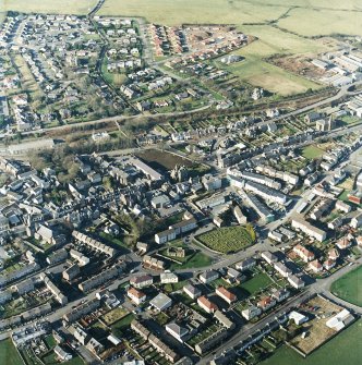 General oblique aerial view centred on the SE area of the town, taken from the SSE.