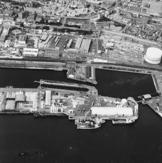 Dundee, Dundee Harbour, Camperdown Dock.
Oblique aerial view from South-East of Victoria Dock, Camperdown Dock and the Queen Elizabeth Wharf.