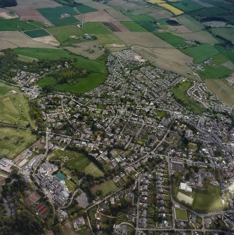 General oblique aerial view centred on Crieff, the school and hotel, taken from the WNW.