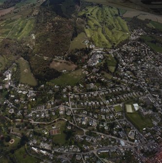 General oblique aerial view centred on Crieff, the school and hotel, taken from the WSW.