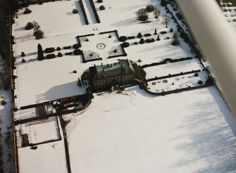 Kinross House and Garden.
General aerial view.