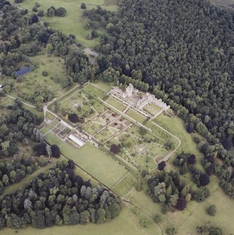 Oblique aerial view centred on Drummond Castle and gardens, taken from the SE