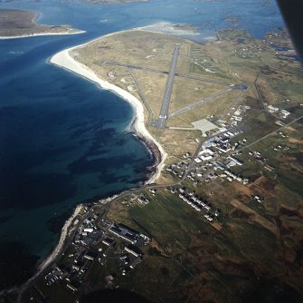 Oblique aerial view centred on the airfield with the township adjacent, taken from the SW.