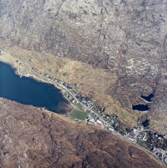 Oblique aerial view centred on the village, taken from the S.