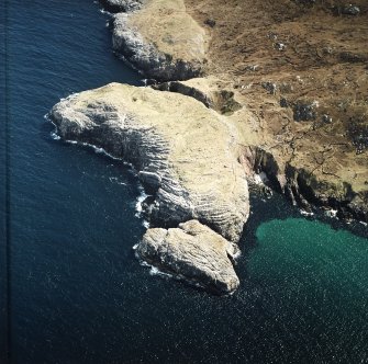 Oblique aerial view centred on the remains of the fort, taken from the NW.