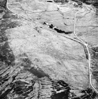 Cnoc Achad na h-Uaighe, East Langwell, oblique aerial view, taken from the NNW, centred on an area defined as an archaeological landscape, small cairns, hut-circles and a building. The remains of two buildings, fieldbanks and small cairns is visible in the upper right-hand corner, as well as an area with small cairns in the upper left-hand corner.