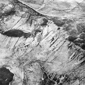 Cnoc an Uachdair, Cnoc Achadh na h-Uaighe, Allt na Creige Moire, oblique aerial view, taken from the NE, showing two areas with small cairns as well as an hut-circle, in the centre of the photograph. Further small cairns are visible in the bottom left-hand corner.