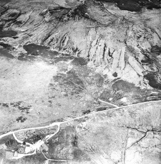 Cnoc Achadh na h-Uaighe, Achnahuie, oblique aerial view, taken from the SW, showing small cairns and an area with a hut-circle, small cairns, lynchets and a possible hut in the centre of the photograph.