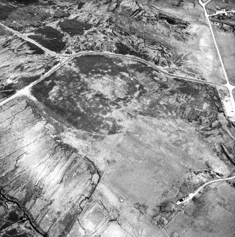 Dremergid, oblique aerial view, taken from the SW, centred on an area defined as an archaeological landscape, and burnt mounds. A hut-circle, small cairns and a bank is visible in the top right-hand corner, and the remains of a building is shown in the bottom right-hand corner of the photograph.