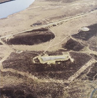 Oblique aerial view centred on the remains of the chambered 
cairns, taken from the WNW.
