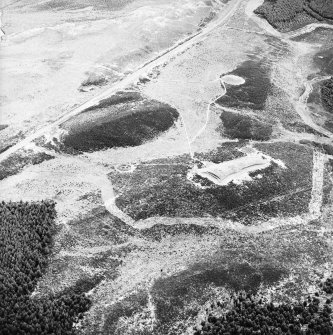 Oblique aerial view centred on the remains of the chambered 
cairns, taken from the NW.

