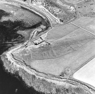 Oblique aerial view of Orkney, South Ronaldsay, Howe of Hoxa, broch and Little Howe of Hoxa settlement, taken from the NW.