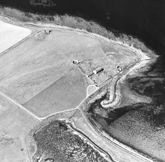 Oblique aerial view of Orkney, South Ronaldsay, Howe of Hoxa, broch and Little Howe of Hoxa settlement, taken from the NE.