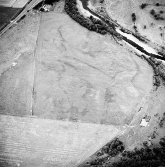 Oblique aerial view centred on the cropmarks, taken from the W.
