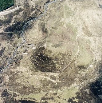 Sidhean Mor Dail a' Chaorainn, oblique aerial view, taken from the NW, centred on the remains of a palisaded enclosure.