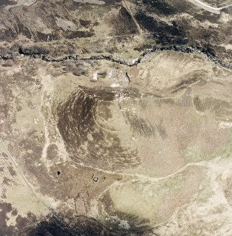 Sidhean Mor Dail a' Chaorainn, oblique aerial view, taken from the WSW, centred on the remains of a palisaded enclosure.