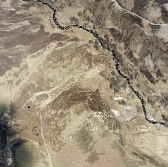 Sidhean Mor Dail a' Chaorainn, oblique aerial view, taken from the SW, centred on the remains of a palisaded enclosure.