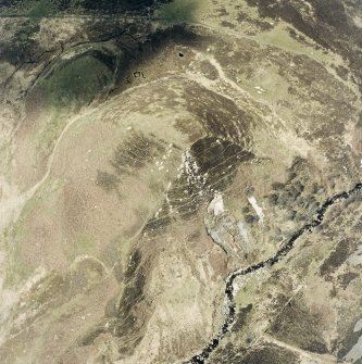 Sidhean Mor Dail a' Chaorainn, oblique aerial view, taken from the SE, centred on the remains of a palisaded enclosure.