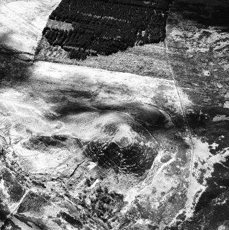 Sidhean Mor Dail a' Chaorainn, oblique aerial view, taken from the NE, centred on the remains of a palisaded enclosure.