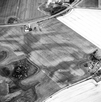 Oblique aerial view centred on the cropmarks of the possible pit-defined enclosure, pits, linear cropmarks and promontory fort with church, mausoleum and cemetery adjacent, taken from the SW.