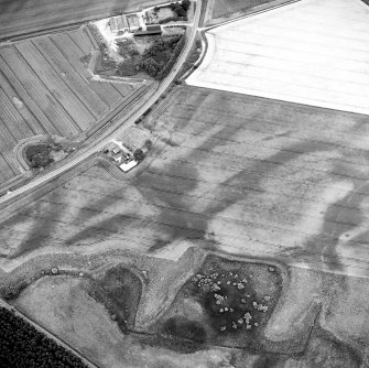 Oblique aerial view centred on the cropmarks of the possible pit-defined enclosure, pits, linear cropmarks and promontory fort, taken from the WSW.