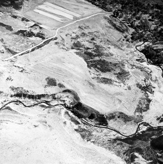 Achadh a' Chatha, oblique aerial view, taken from the W, centred on the remains of a township. A farmstead is visible in the top left-hand corner of the photograph.