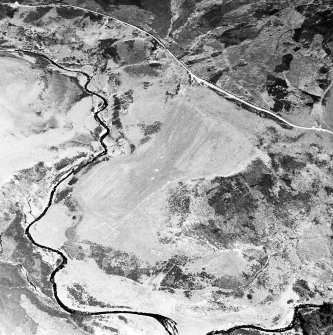 Achadh a' Chatha, oblique aerial view, taken from the SSW, centred on the remains of a township. A farmstead is visible in the top right-hand corner of the photograph.