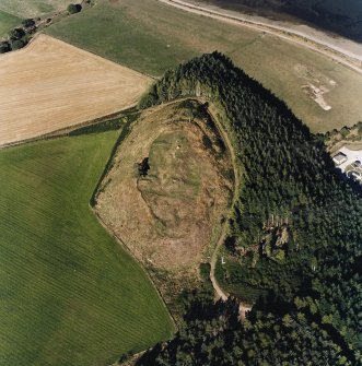 Oblique aerial view centred on the remains of the castle and the possible fort, taken from the SW.