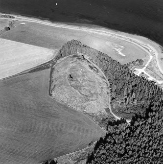 Oblique aerial view centred on the remains of the castle and the possible fort, taken from the SW.