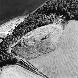 Oblique aerial view centred on the remains of the castle and the possible fort, taken from the NNW.