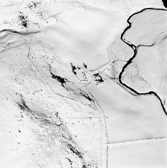 Oblique aerial view of Cairnbeg Hill centred on the remains of a farmhouse, farmsteading, limekiln, and buildings with the remains of a quarry, kiln, enclosure, ring-ditch houses, small cairns and a cairn adjacent, taken from the SW.