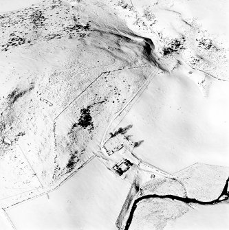 Oblique aerial view of Cairnbeg Hill centred on the remains of a farmhouse, farmsteading, limekiln, and buildings with the remains of a quarry, kiln, enclosure, ring-ditch houses, small cairns and a cairn adjacent, taken from the SSE.