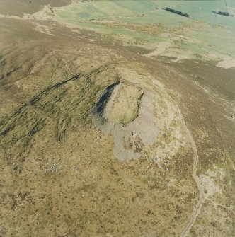 Oblique aerial view centred on the remains of the fort taken from the NW.