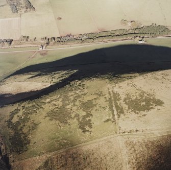 Oblique aerial view of Hill of Christ's Kirk centred in the remains of fort and rig with farmhouse adjacent, taken from the S.