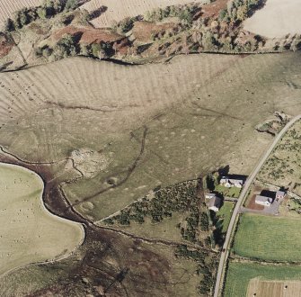 Oblique aerial view of Wardhouse Home Farm centred on the remains of hut-circles, small cairns and rig with rig, small cairns, farmstead, quarry and cottage adjacent, taken from the SW.