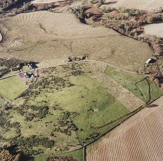 Oblique aerial view of Rosa Croft centred on the remains of cairns and field-system with hut-circles, small cairns, rig, quarry and cottages adjacent, taken from the E.