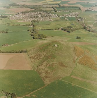 Oblique aerial view centred on the remains of the fort with village adjacent, taken from the WNW.
