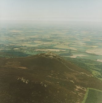 General oblique aerial view centred on the remains of the fort, taken from the SW