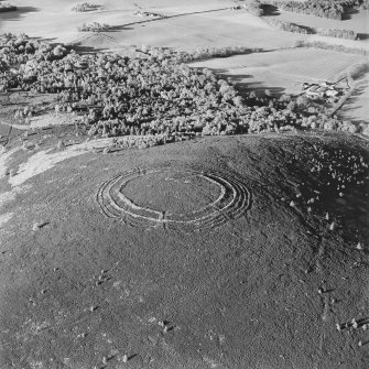 Barmekin of Echt, oblique aerial view, taken from the WSW, centred on the fort.