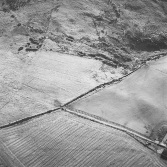 Oblique aerial view of Brimmond Hill centred on the remains of a probable cattle-feeding bin.  Taken from the NE.